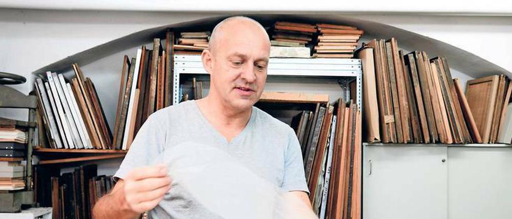 Das dünnste Papier, das Gangolf Ulbricht herstellen kann, wiegt nur zwei Gramm.