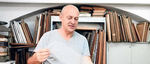 Das dünnste Papier, das Gangolf Ulbricht herstellen kann, wiegt nur zwei Gramm.