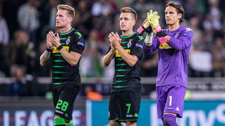 Applaus, Applaus, Applaus! André Hahn, Patrick Hermann und Yann Sommer klatschen sich selbst Anerkennung zu.