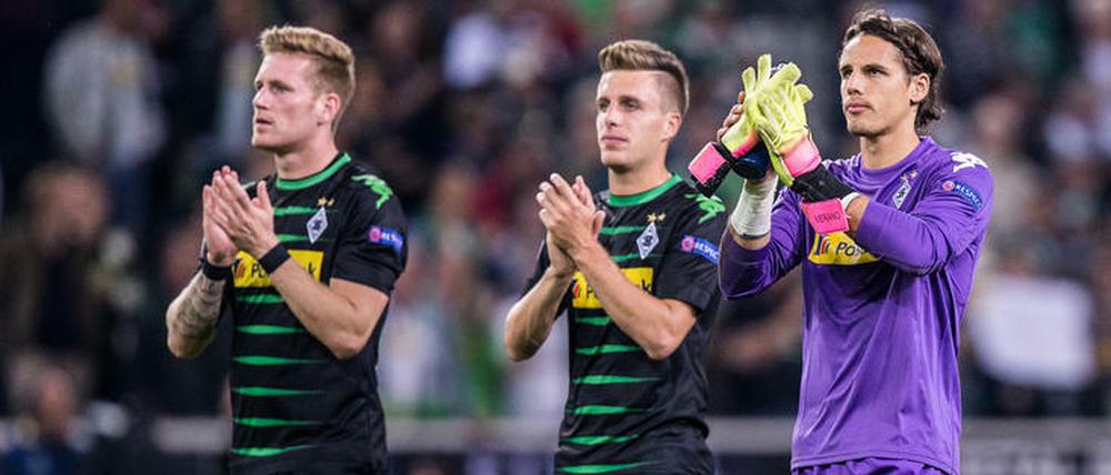 Applaus, Applaus, Applaus! André Hahn, Patrick Hermann und Yann Sommer klatschen sich selbst Anerkennung zu.