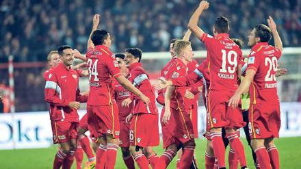 Montagsdemonstration. Die Mannschaft des 1. FC Union bejubelt den Sieg und den Sprung auf Platz zwei in der Tabelle.