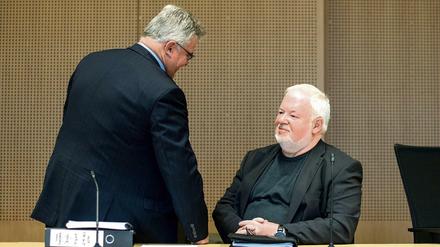 Ex-Hotelier Axel Hilpert (r) und sein Anwalt Matthias Schöneburg im April im Landgericht Frankfurt (Oder).