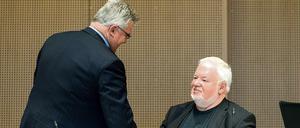 Ex-Hotelier Axel Hilpert (r) und sein Anwalt Matthias Schöneburg im April im Landgericht Frankfurt (Oder).