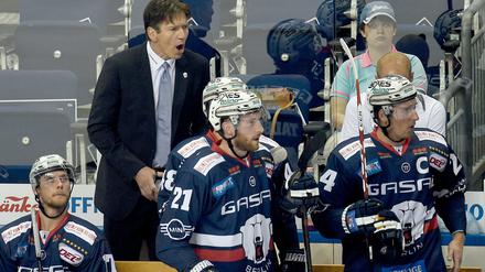 Immer unter Strom. Trainer Uwe Krupp mit Teilen des Personals.