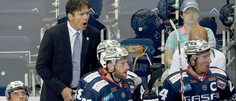 Immer unter Strom. Trainer Uwe Krupp mit Teilen des Personals.