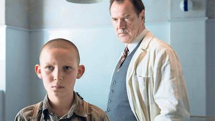 Der Arzt und sein Opfer. Sebastian Koch (r.) als Doktor Veithausen und Ivo Pietzcker als Ernst Lossa. 