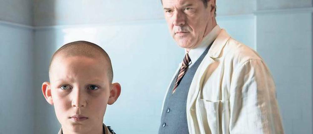 Der Arzt und sein Opfer. Sebastian Koch (r.) als Doktor Veithausen und Ivo Pietzcker als Ernst Lossa.