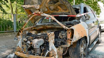 Eines der Autos, die der Täter angezündet hat, steht am 20. Mai in der Keplerstraße in Oberschöneweide.