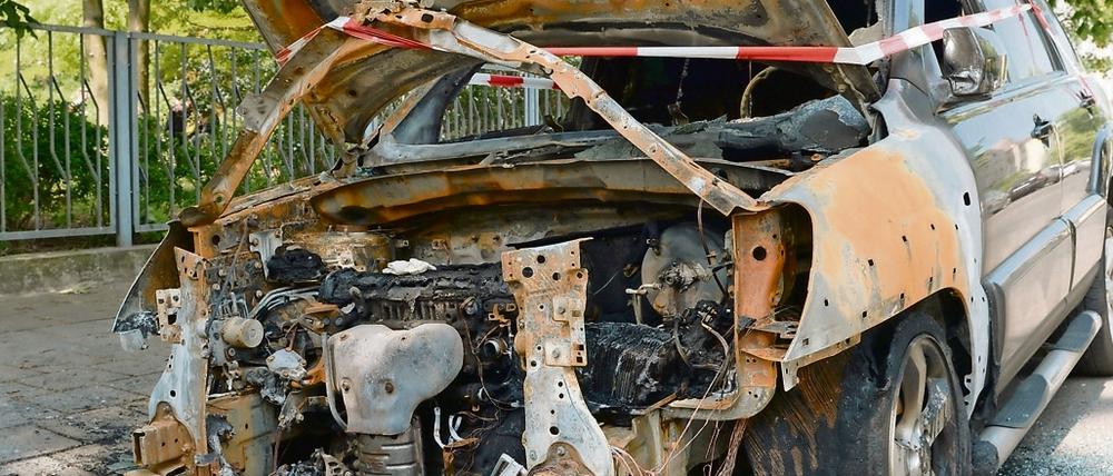 Eines der Autos, die der Täter angezündet hat, steht am 20. Mai in der Keplerstraße in Oberschöneweide.