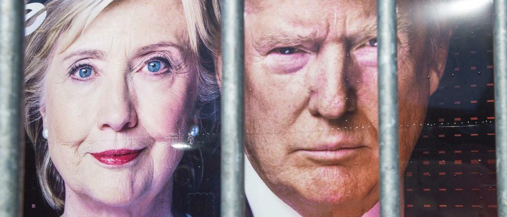 Eins gegen eins: Hillary Clinton und Donald Trump. Hier in großen Bildern auf einem CNN-Fahrzeug in New York.