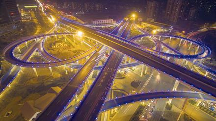 Straßenüberführung in der Millionenmetropole Jinan, Hauptstadt der chinesischen Provinz Shandong.