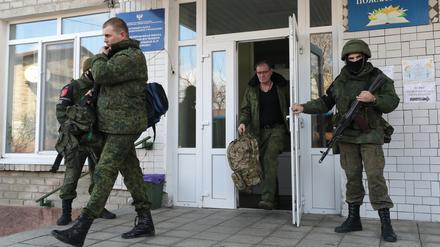 Dieses von der russischen Staatsagentur Tass verbreitete Bild zeigt Männer, die aus einer Rekrutierungsstation heraustreten (Archivfoto).