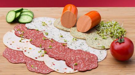 Zumindest optisch ist vegetarische Wurst kaum von Produkten mit Fleisch zu unterscheiden. Doch Tester finden Geschmack und Qualität noch verbesserungswürdig. 