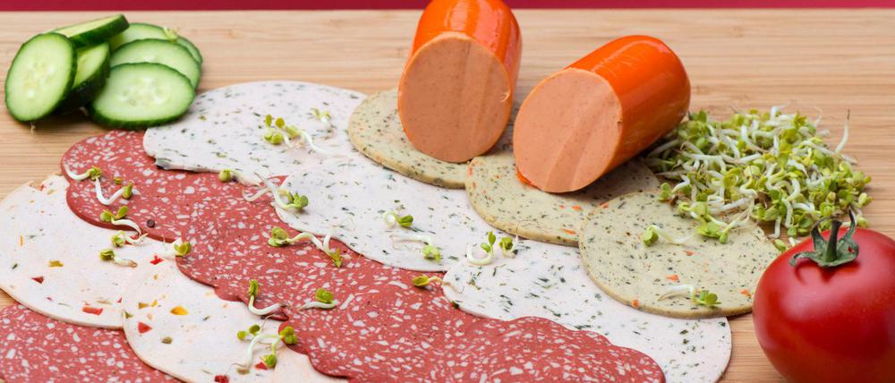 Zumindest optisch ist vegetarische Wurst kaum von Produkten mit Fleisch zu unterscheiden. Doch Tester finden Geschmack und Qualität noch verbesserungswürdig. 