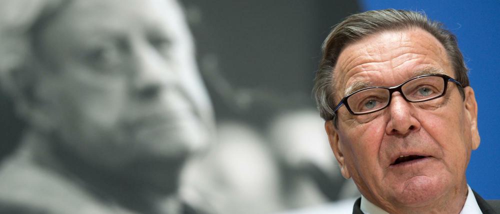 Der frühere Bundeskanzler Gerhard Schröder (SPD) stellt im Willy-Brandt-Haus in Berlin die Biographie "Helmut Schmidt. Die späten Jahre" von Thomas Karlauf vor.