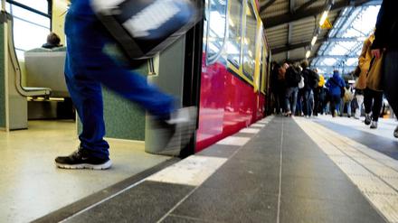 Augen auf im Gedränge beim Einsteigen in die Bahn, so wie hier am Westkreuz. Sonst ist vielleicht die Tasche weg. 