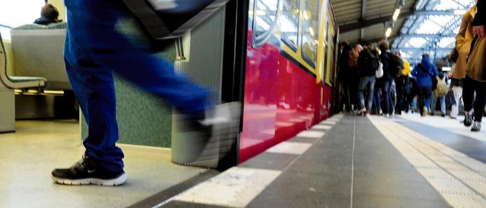 Augen auf im Gedränge beim Einsteigen in die Bahn, so wie hier am Westkreuz. Sonst ist vielleicht die Tasche weg. 