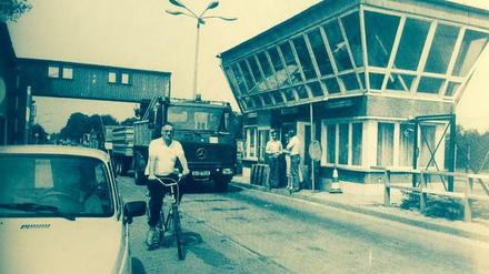 Staaken, 1980. Das Buch zeigt aber nicht nur ganz alte Aufnahmen, sondern auch wenige Ausgewählte aus der jüngeren Vergangenheit - wie dieses von der Grenzkontrollstelle in Staaken, die bis 1982 auch von Radfahrern genutzt werden durfte. Das Bild haben wir dem Buch "Spandau bei Berlin in alten Bildern" (Sutton Archiv, 2016) entnommen.