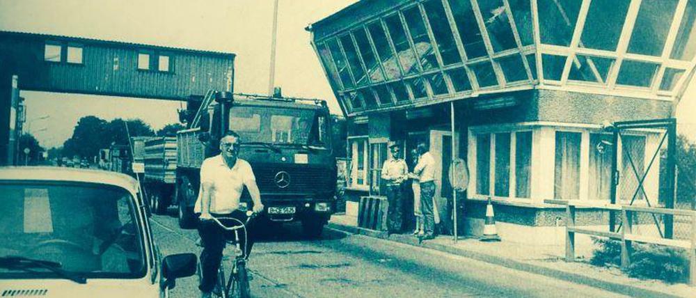Staaken, 1980. Das Buch zeigt aber nicht nur ganz alte Aufnahmen, sondern auch wenige Ausgewählte aus der jüngeren Vergangenheit - wie dieses von der Grenzkontrollstelle in Staaken, die bis 1982 auch von Radfahrern genutzt werden durfte. Das Bild haben wir dem Buch "Spandau bei Berlin in alten Bildern" (Sutton Archiv, 2016) entnommen.