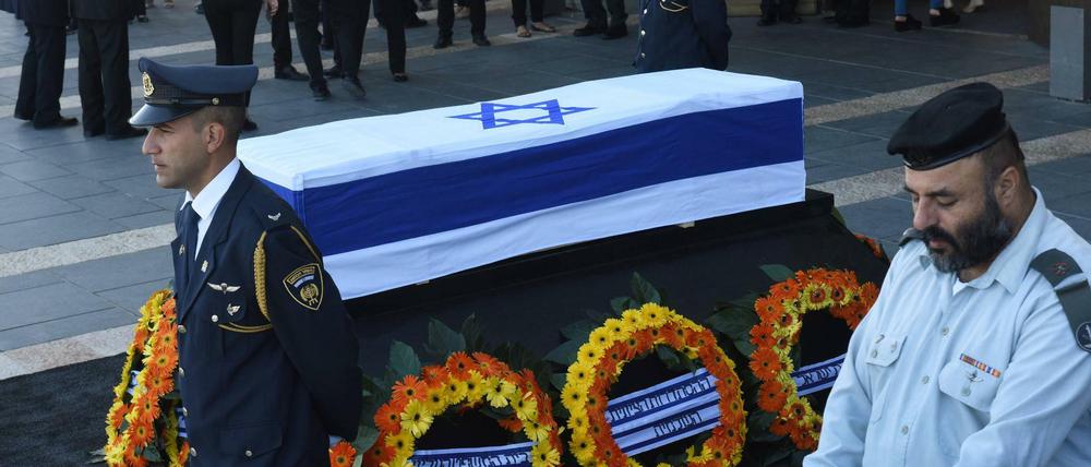 Der Sarg des israelischen Präsidenten Shimon Peres in Jerusalem. Am Donnerstag wird der Sarg für die Öffentlichkeit aufgestellt, am Freitag folgt die Beisetzung. 