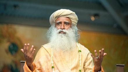 Spirituelle Führer wie Sadhguru füllen auch in Berlin große Hallen.