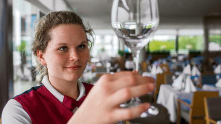 Eine Schülerin macht ein Praktikum in einem Restaurant. 