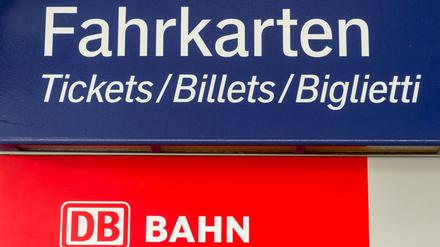 Die Fahrkarten der Deutschen Bahn werden teurer.