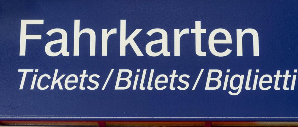 Die Fahrkarten der Deutschen Bahn werden teurer.
