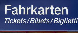 Die Fahrkarten der Deutschen Bahn werden teurer.