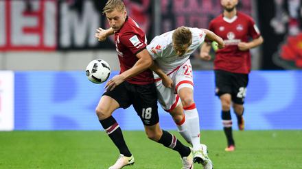 Kein Vorbeikommen. Hanno Behrens von Nürnberg (l) und Felix Kroos von Berlin kämpfen um den Ball.