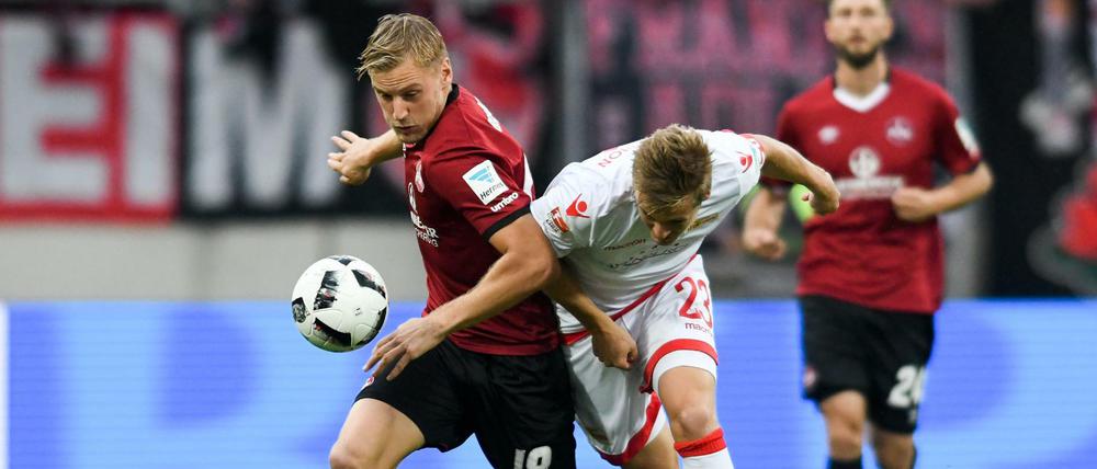 Kein Vorbeikommen. Hanno Behrens von Nürnberg (l) und Felix Kroos von Berlin kämpfen um den Ball.