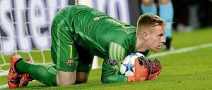Wie Victor Valdes. Mit seinen fußballerischen Fähigkeiten erinnert Marc-André ter Stegen an eine Torhüterlegende Barcelonas und überzeugt die Skeptiker. 