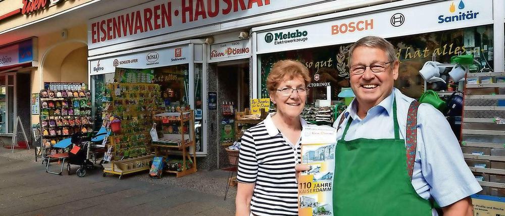 Familiensache. Renate und Helmut Döring vor ihrem Haushaltswarenladen am Kaiserdamm.