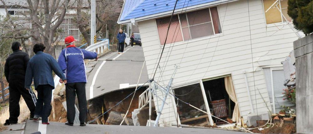 Einwohner begutachten nach der Atomkatastrophe in Fukushima ihre zerstörten Häuser. 