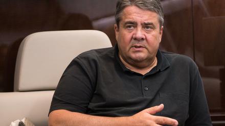 Sigmar Gabriel am Sonntag im Flugzeug von Berlin nach Teheran.