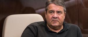 Sigmar Gabriel am Sonntag im Flugzeug von Berlin nach Teheran.