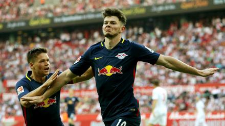 Der Leipziger Oliver Burke feiert ein Tor gegen den 1. FC Köln. (r) jubelt mit Benno Schmitz.