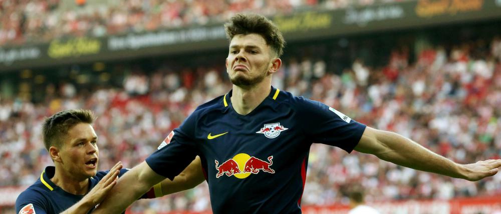 Der Leipziger Oliver Burke feiert ein Tor gegen den 1. FC Köln. (r) jubelt mit Benno Schmitz.