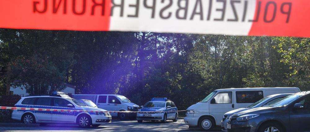Von der Polizei abgesperrt ist der Tatort auf einem Parkplatz in der Robert-Koch-Straße in Ludwigsfelde.