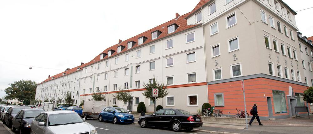 In dem Mehrfamilienhaus im Stadtteil Vahrenwald in Hannover wurde der Koffer entdeckt. 