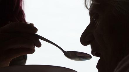 Heftiger Streit. Bei der Frage, ob künftig auch Arzneiversuche an Demenzkranken möglich sein sollen, von denen diese nicht profitieren, scheiden sich im Bundestag die Geister. 