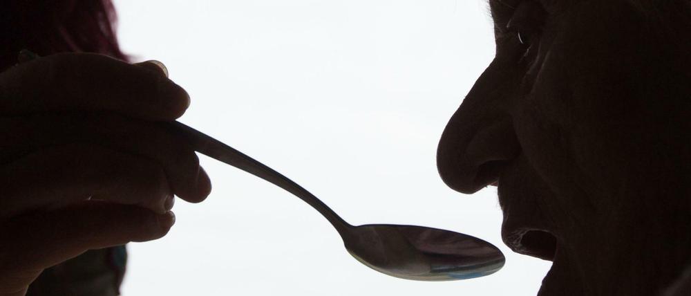 Heftiger Streit. Bei der Frage, ob künftig auch Arzneiversuche an Demenzkranken möglich sein sollen, von denen diese nicht profitieren, scheiden sich im Bundestag die Geister. 
