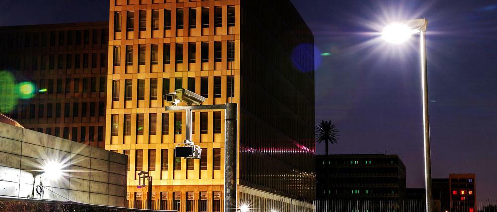 Zahlreiche Lampen, Überwachungskameras und Zäune sichern in Berlin den Neubau des Bundesnachrichtendienstes (BND).