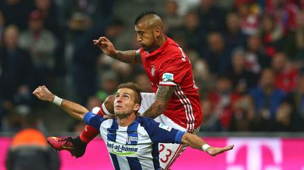 Hart am Mann. Peter Pekarik hier unter Arturo Vidal vom FC Bayern.