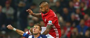 Hart am Mann. Peter Pekarik hier unter Arturo Vidal vom FC Bayern.