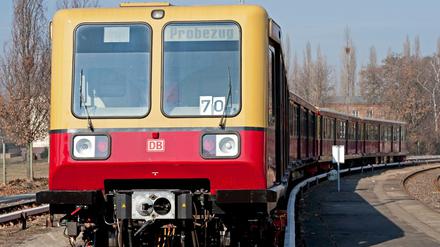 Ein reaktivierter S-Bahn Viertelzug vom Typ 485 in Schöneweide.