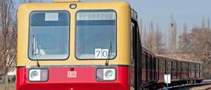 Ein reaktivierter S-Bahn Viertelzug vom Typ 485 in Schöneweide.