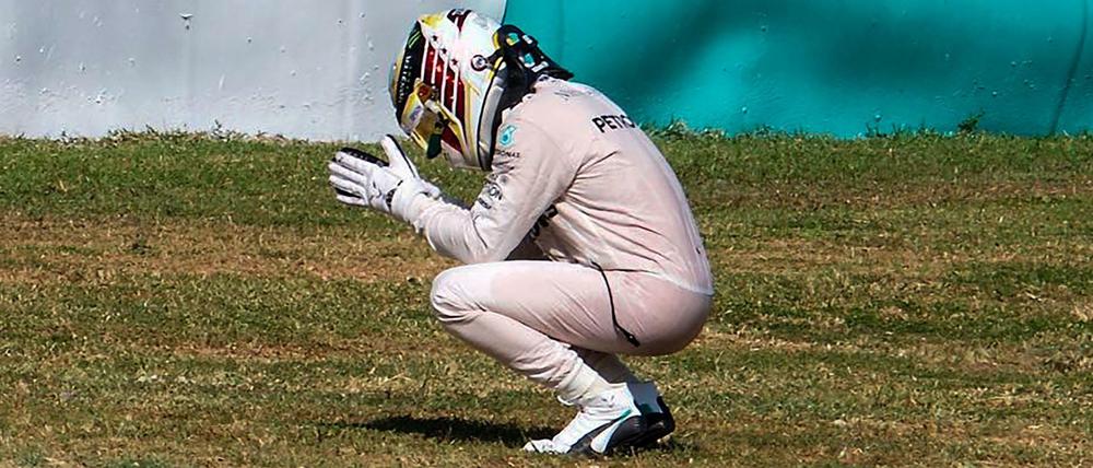 Lewis Hamilton ist nach seinem Aus in Malaysia vollkommen enttäuscht.