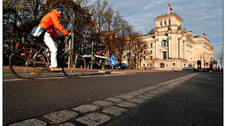 Auf dem gepflasterten Streifen verlief früher die Mauer. Aber wo ist Berlins Zentrum, wo waren die Mittelpunkte von West- und Ost-Berlin?