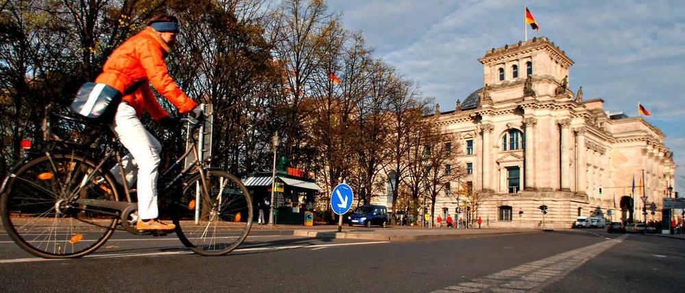Auf dem gepflasterten Streifen verlief früher die Mauer. Aber wo ist Berlins Zentrum, wo waren die Mittelpunkte von West- und Ost-Berlin?